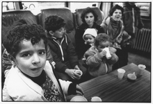 351383 Afbeelding van een uit Bosnië gevlucht gezin in het opvangcentrum in het voormalige Militaire Hospitaal (Duitse ...
